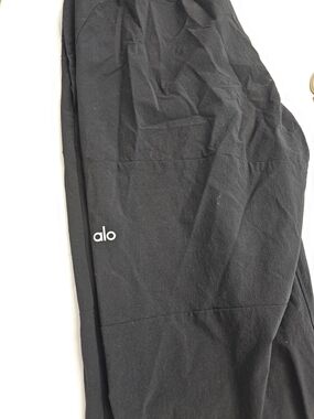 ALO Yoga Kids Black Performance Leggings with Subtle Logo